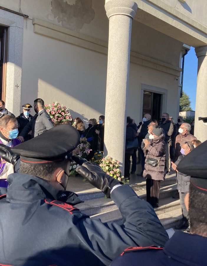 Il saluto dei carabinieri e la folla che ha voluto salutare con tutto l'affetto del mondo Elena