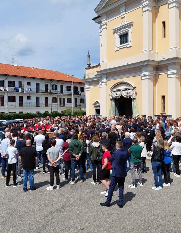 Marnate si stringe in un abbraccio commosso per l’ultimo saluto a Moreno Bertazzo