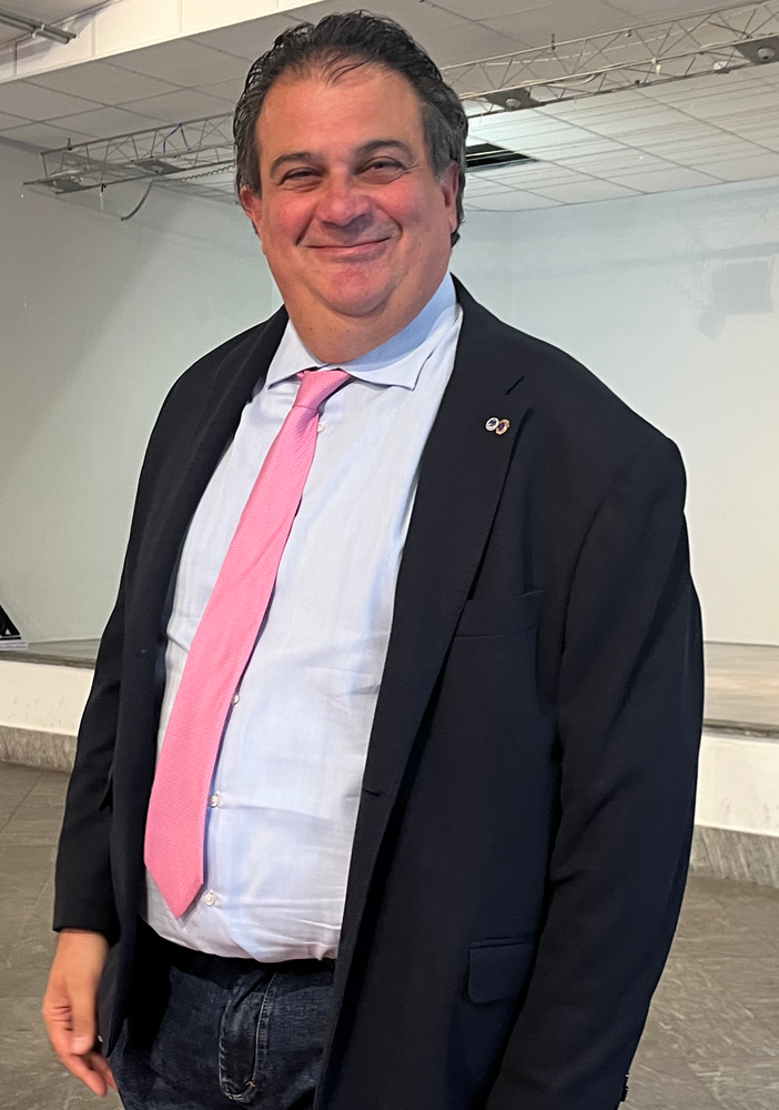Emanuele Gambertoglio con la cravatta rosa, must di questo mese