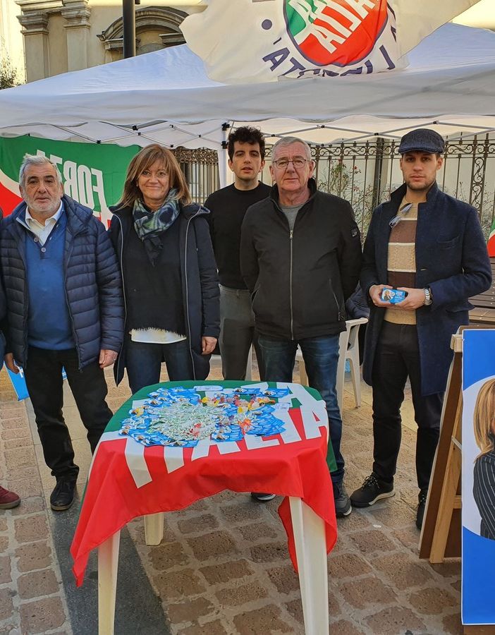 Laura Rogora incontra i cittadini al gazebo: «Tanti momenti di confronto sul programma»