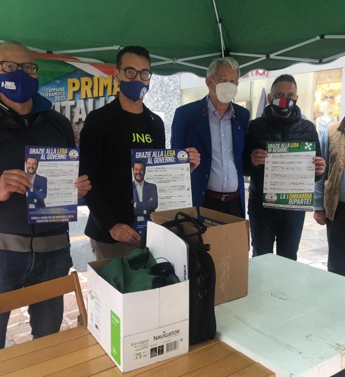 Ai gazebo della Lega con gli organizzatori Marra e Managò anche il segretario Speroni, sotto la vicesindaco Maffioli