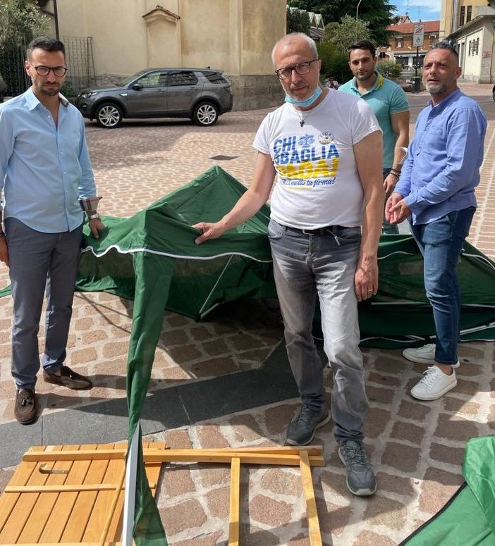 Esponenti della Lega davanti al gazebo distrutto
