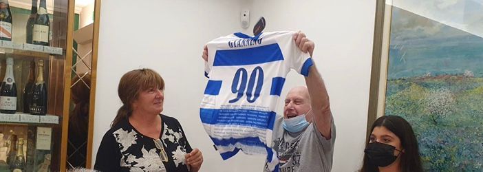 La gioia di Giannino Gallazzi nel ricevere la maglia da Patrizia Testa