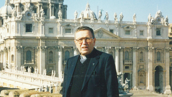 Una foto di monsignor Giovanni Giavini nel giornale della parrocchia di San Giovanni