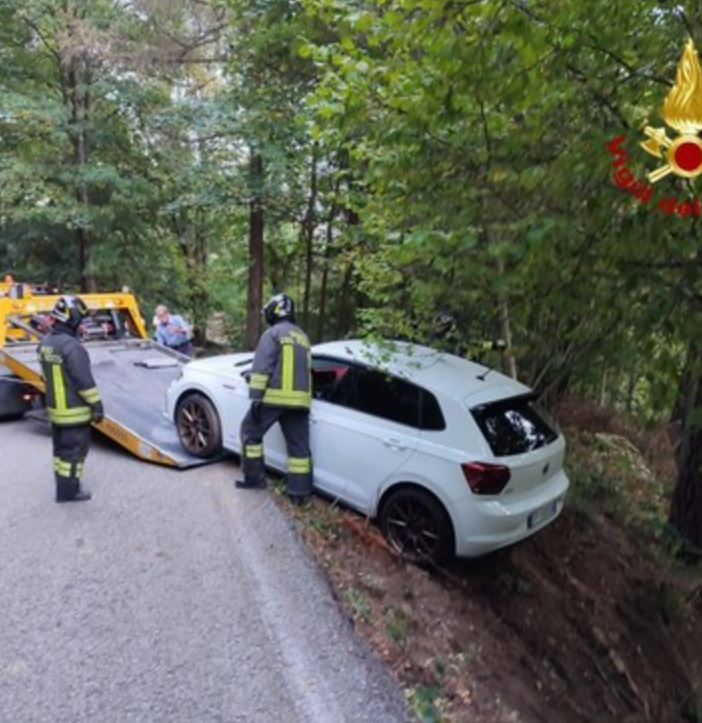 Auto investe un turista ed esce di strada a Gignese