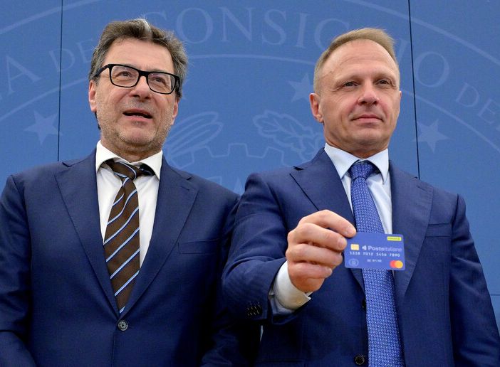 Busto, card “Dedicata a te”: in consegna le raccomandate per i 911 beneficiari della città