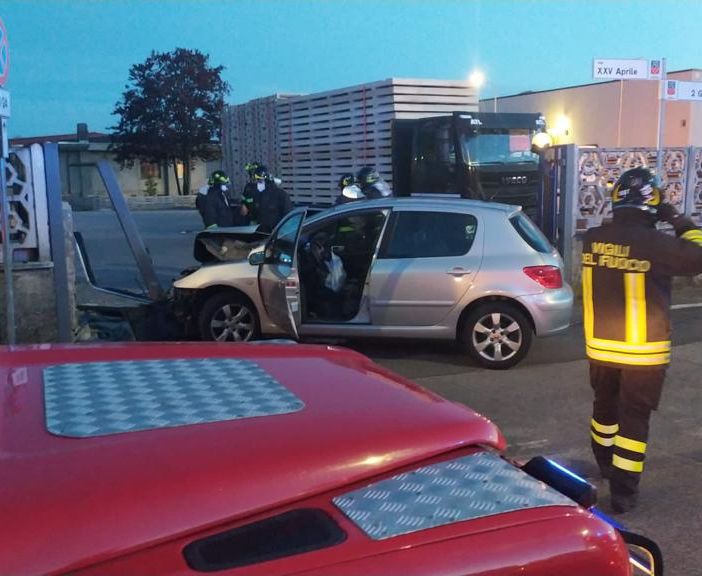 Le immagini dell'incidente, con l'arrivo dei vigili del fuoco