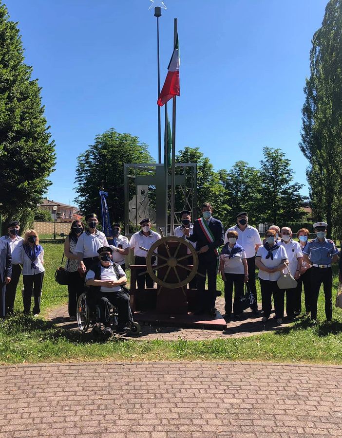 Foto di gruppo postata dal sindaco di Gorla Maggiore