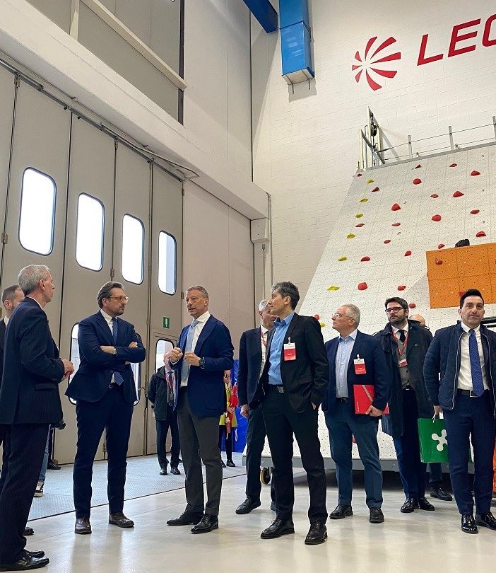 L'assessore Guidesi alla Leonardo Elicotteri