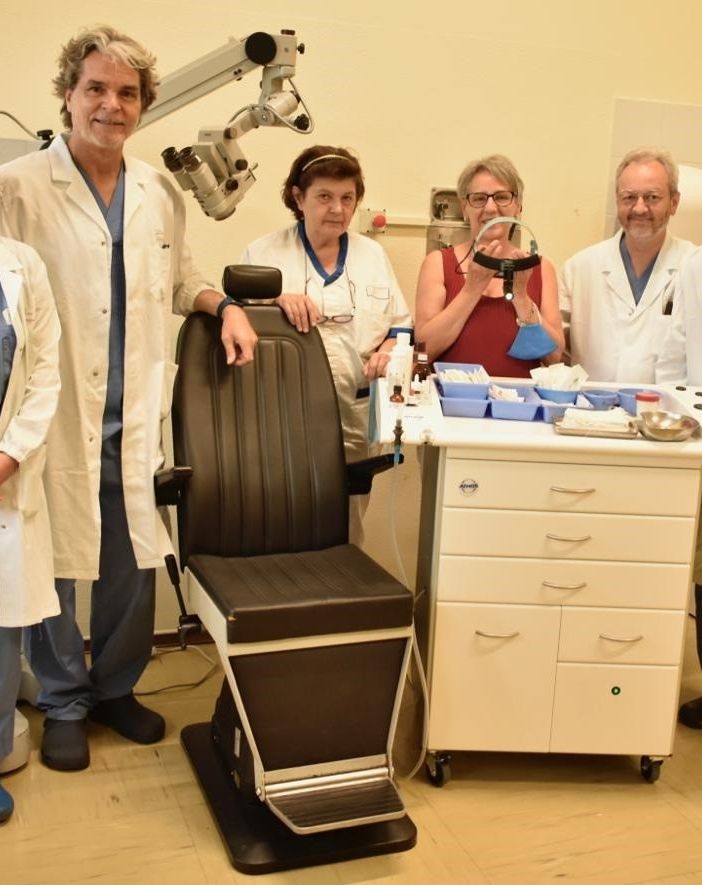 Il dottor Andrea Albertin, primo da sinistra, e Marilena Borghetti, presidente della Saronno Point, al centro