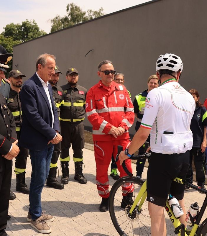 FOTO. La quarta tappa della staffetta ciclistica della Croce Rossa arriva a Busto Arsizio