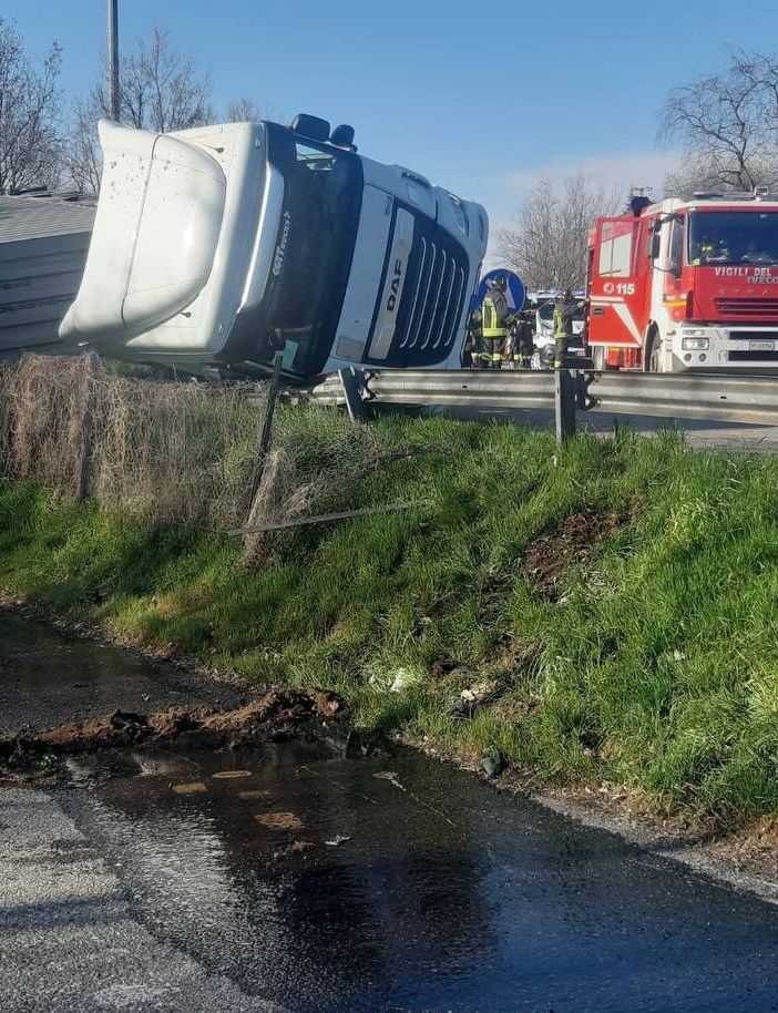 Camionista perde il controllo e il Tir si ribalta: soccorsi in azione a Gallarate