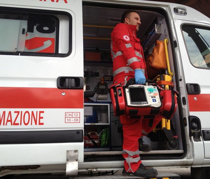 Incidente sul lavoro a Solbiate Olona, grave dopo una caduta da una scala