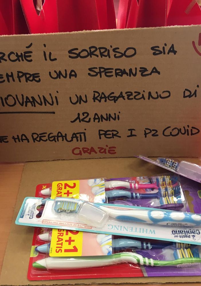 Giovanni ha voluto regalare spazzolini da denti ai malati Covid. Con questo significato (foto della pagina Facebook dell'Asst Valle Olona)