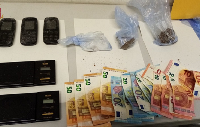 Spacciatore dei boschi scoperto e arrestato. La sua reazione violenta ferisce due poliziotti