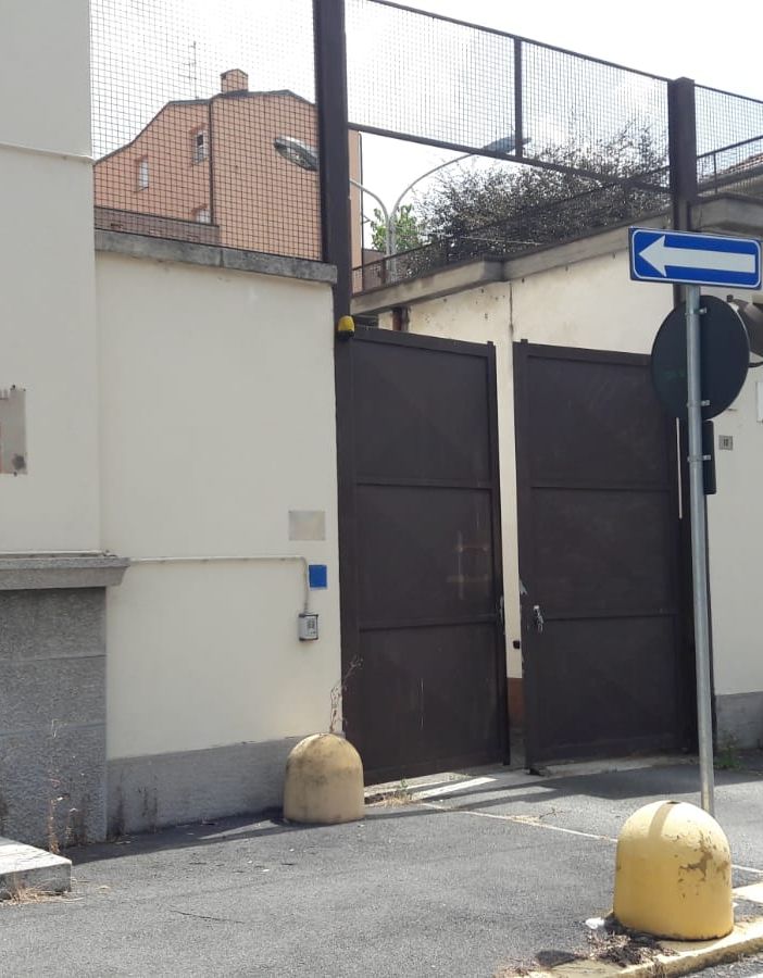 L'ingresso della ex caserma Carabinieri, accessibile a chiunque. In fondo all'articolo la documentazione delle magagne che affliggono una piazza trascurata