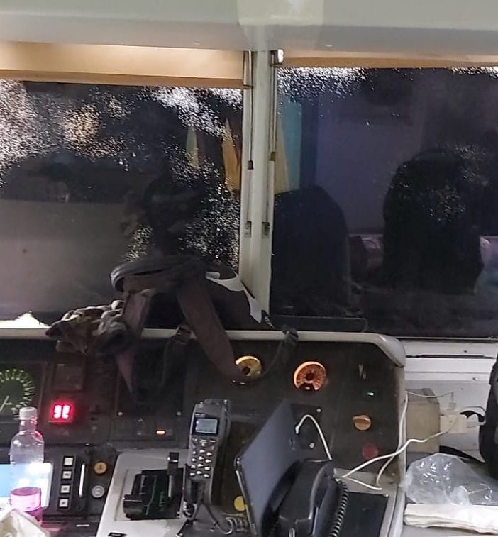 Teppisti bloccano sui binari il treno per Saronno: macchinista aggredito con la vernice spray e ritardi sulla linea