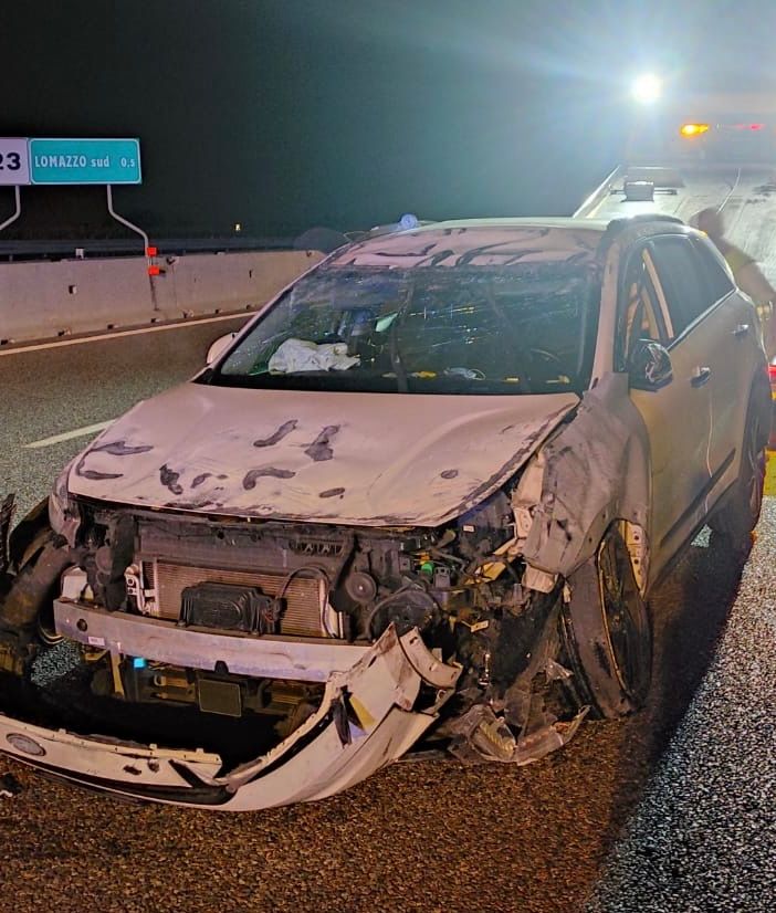 L'auto dopo l'incidente (foto da ilSaronno.it)
