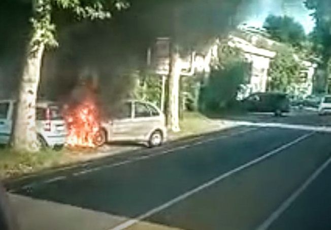 Auto in fiamme, il conducente accosta e dà l'allarme