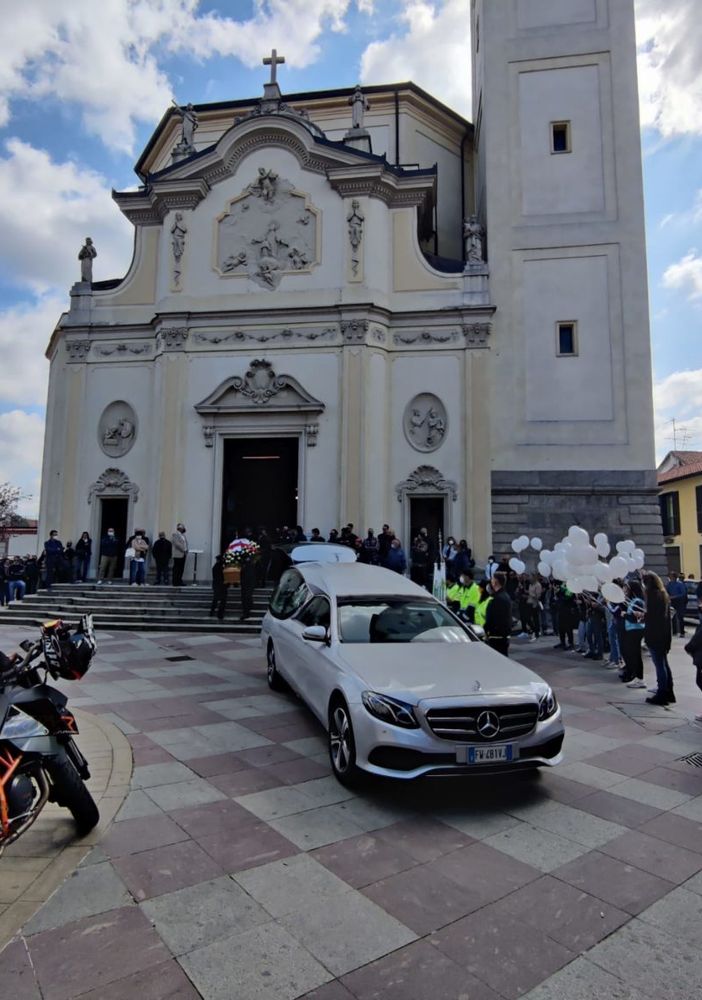 Palloncini bianchi e tante moto: Lazzate ha dato l’ultimo saluto a Massimiliano Travascio