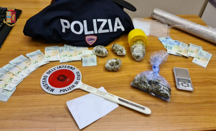 Droga a Busto, la polizia denuncia per spaccio due giovani e segnala 11 ragazzi come consumatori