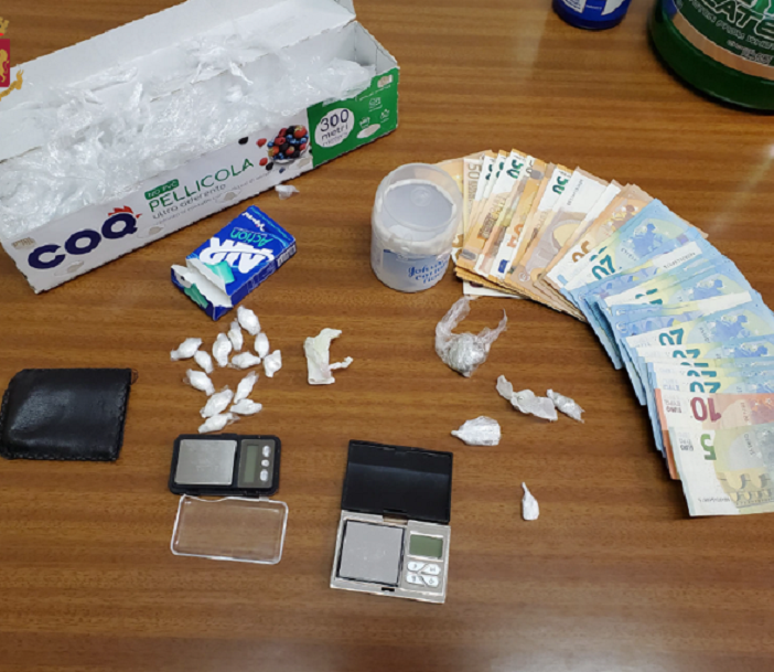 Pusher recidivo: trovato con le dosi di cocaina e arrestato