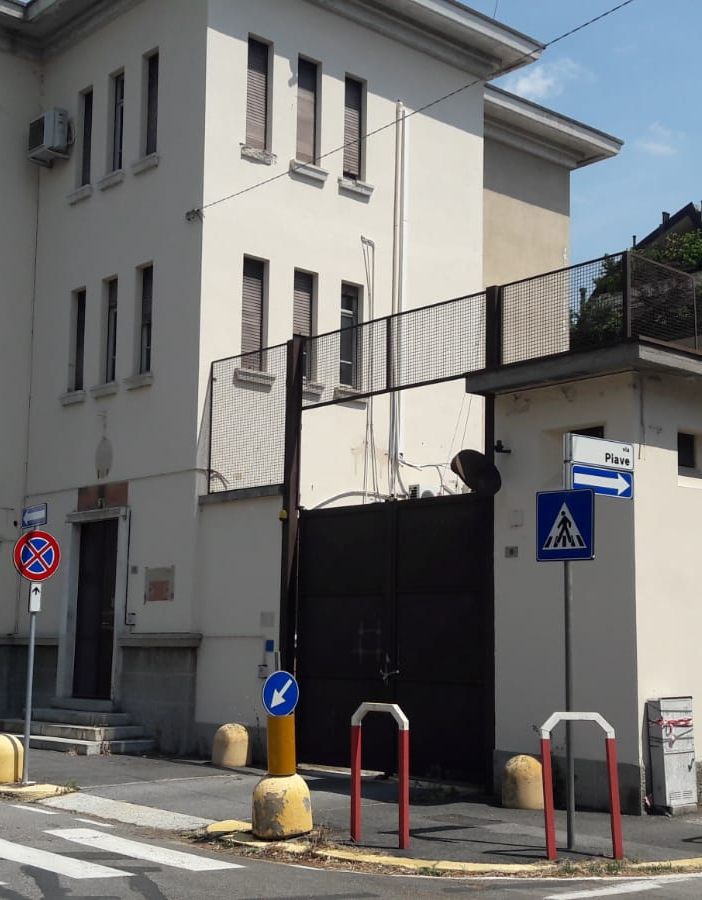 La ex caserma dei Carabinieri è di nuovo inaccessibile. Nelle foto in fondo all'articolo, il cancello, com'era e come è, e le panchine appena posizionate
