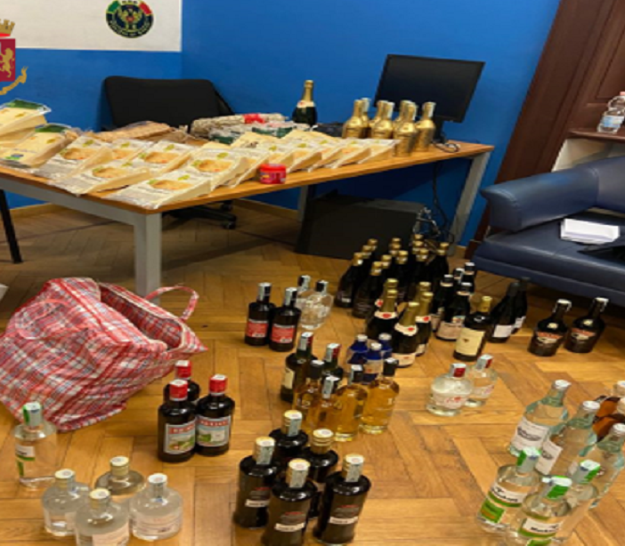 Venti bottiglie di champagne e altre leccornie rubate al supermercato: due uomini denunciati per ricettazione