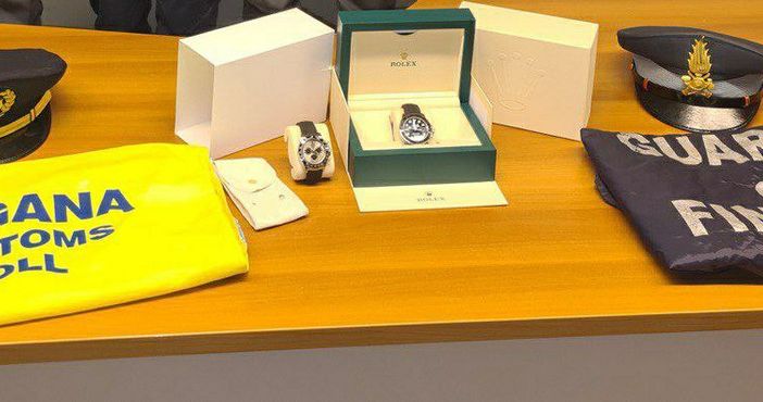 Trovato alla dogana di Chiasso con due Rolex da 50mila euro nei taschini
