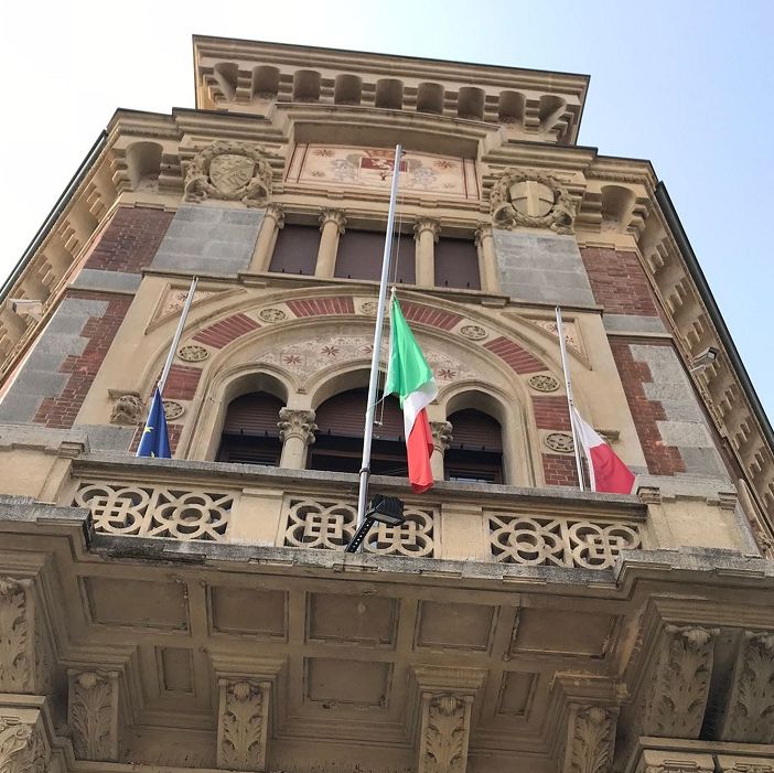 Bandiera a mezz'asta a Legnano