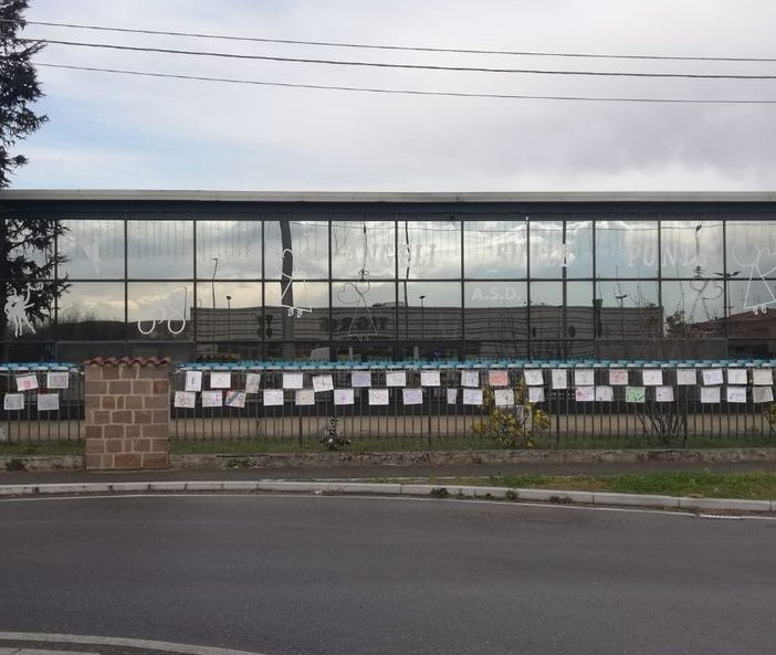 I disegni appesi alla cancellata d'ingresso della scuola di danza di Dairago