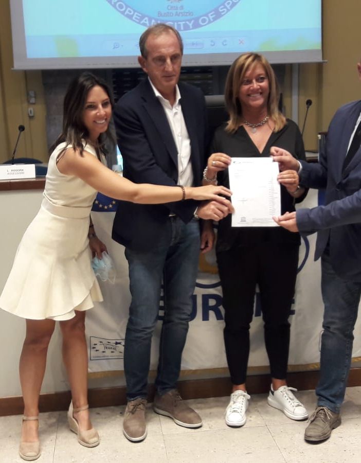 Il commissario Aces, Simone Pintori, consegna la lettera con la nomina di Busto &quot;Città europea dello sport&quot; al sindaco Emanuele Antonelli, all'assessore Laura Rogora e all'eurodeputata Isabella Tovaglieri