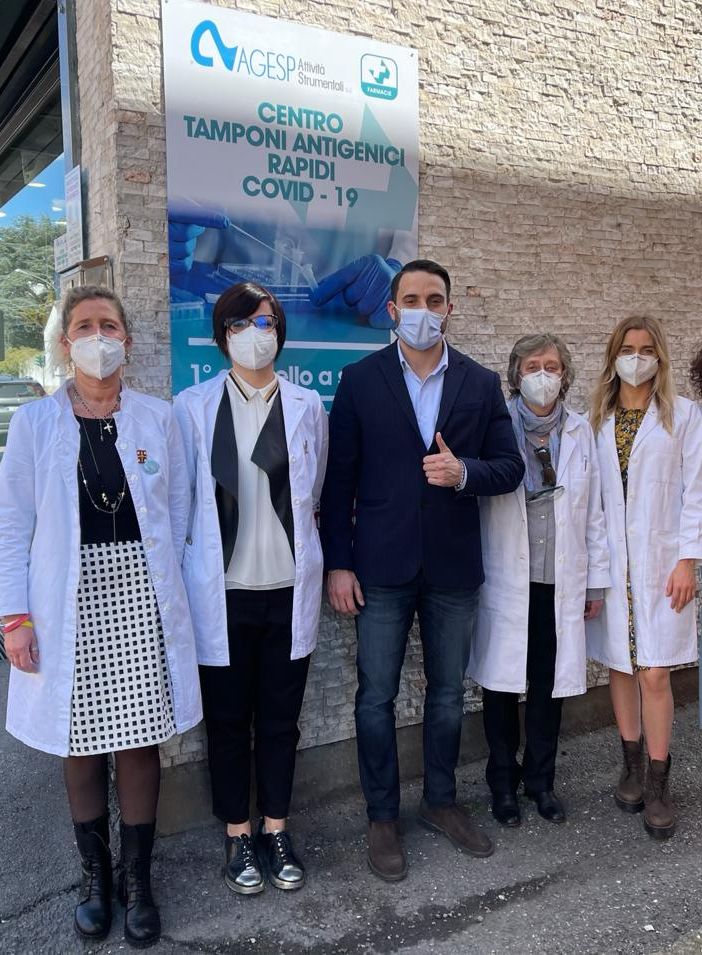 Alessandro Della Marra con le farmaciste della comunale 1 di viale Rimembranze dove è attivo il nuovo centro tamponi