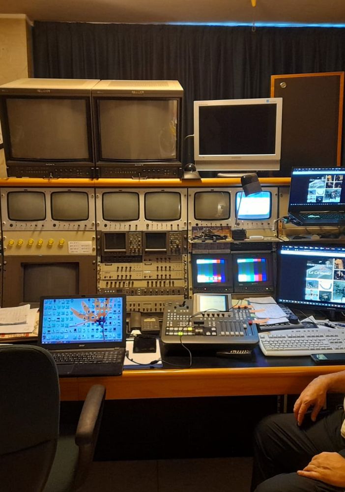 Adolfo Guzzetti nel suo studio di Gallarate: 45 metri, sette chilometri di cavi, scrigno di apparecchiature e competenze