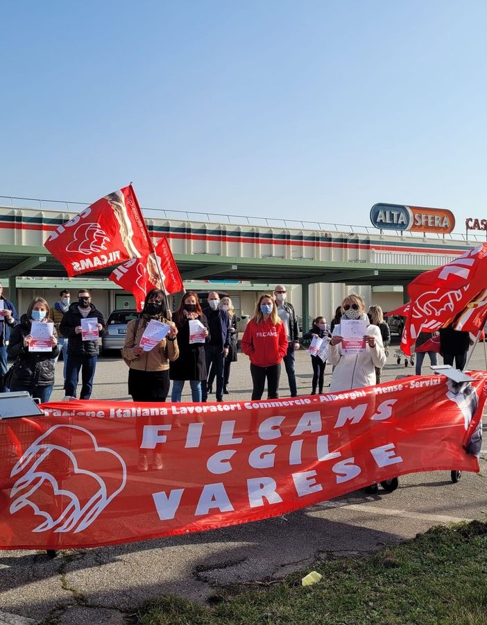 La protesta dei lavoratori con i sindacati sul Sempione