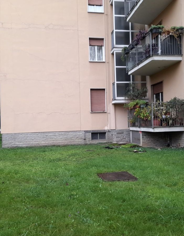 Il balcone dell'appartamento andato a fuoco