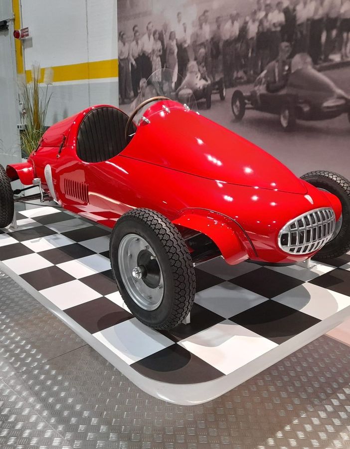 Carlo comerio presenta l'auto restaurata
