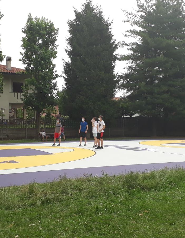Il nuovo campo e, nel video e nelle foto in fondo all'articolo, l'inaugurazione, don Giovanni Calastri e la scultura dedicata a Kobe Bryant