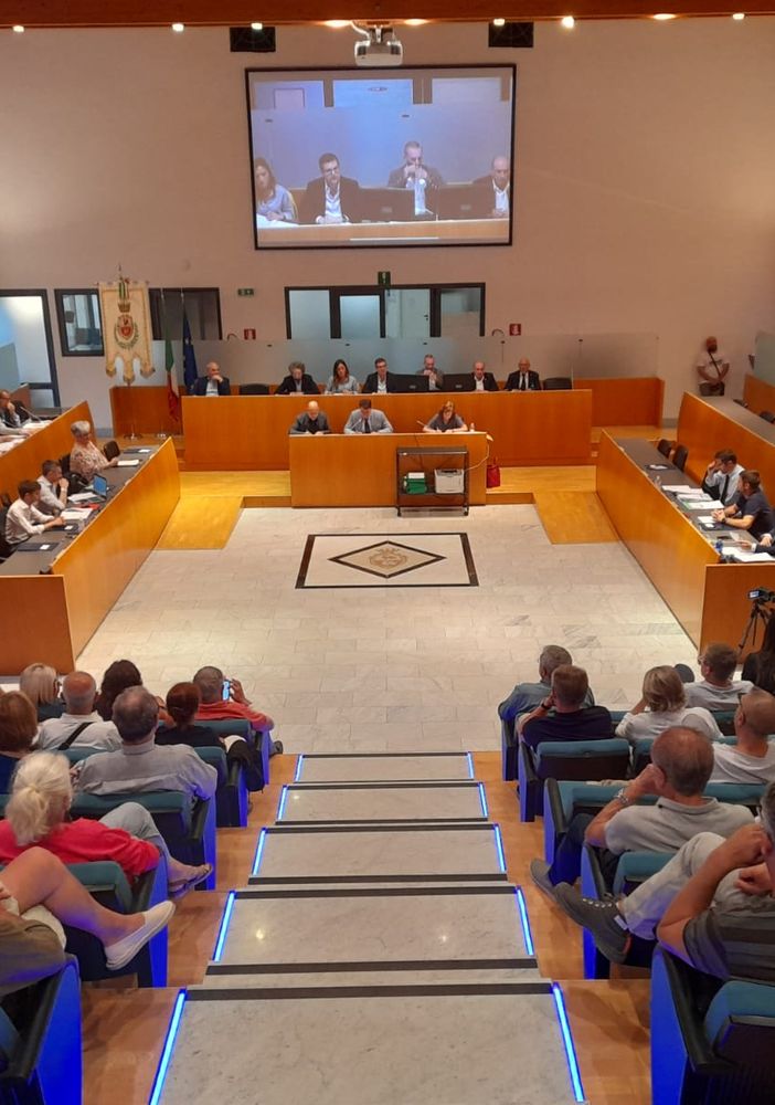 La sala gremita di Palazzo Broletto