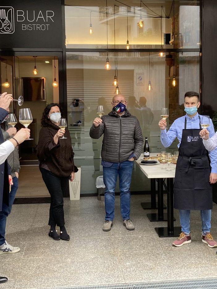 Apre il Buar Bistrot di via Cardinal Tosi. Il brindisi benaugurale con gli amministratori di Busto