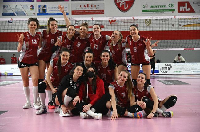 Futura Volley sollevata e felice dopo la vittoria 3-1 su Montecchio