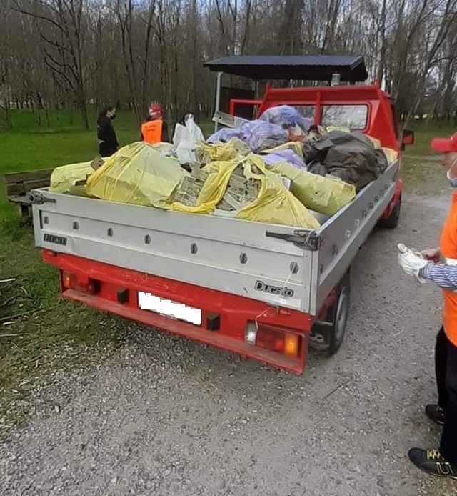 Volontari all'opera nel fondovalle tra Fagnano e Gorla Maggiore: raccolta una vagonata di rifiuti