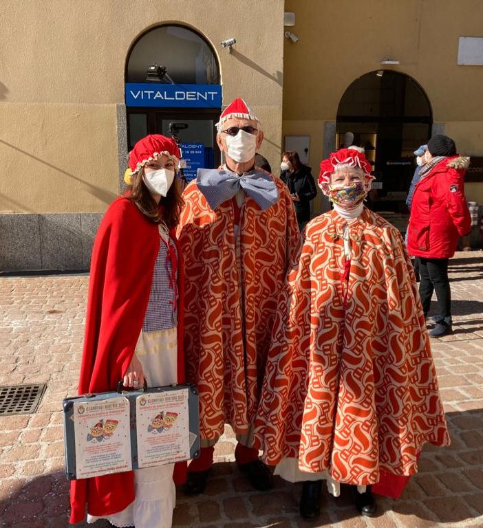Tarlisu con la Bumbasina e la figlia Fudrèta. Nelle foto sotto la consegna delle chiavi
