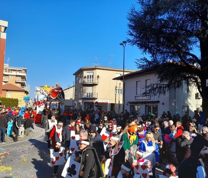 Un &quot;coriandolo di sfilata&quot; al corteo carnevalesco di cassano