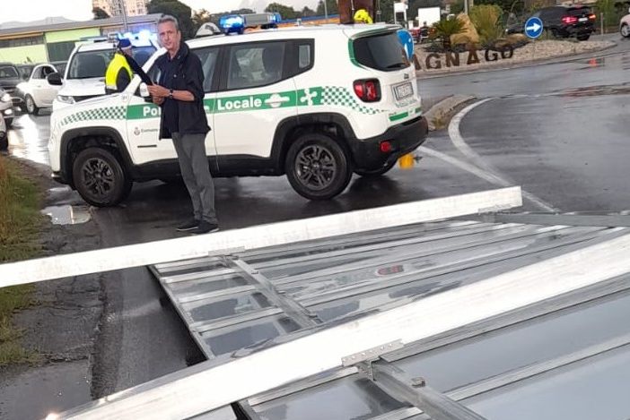 Pietro Ottaviani vicino al cartellone che ha bloccato il traffico in zona Tigros