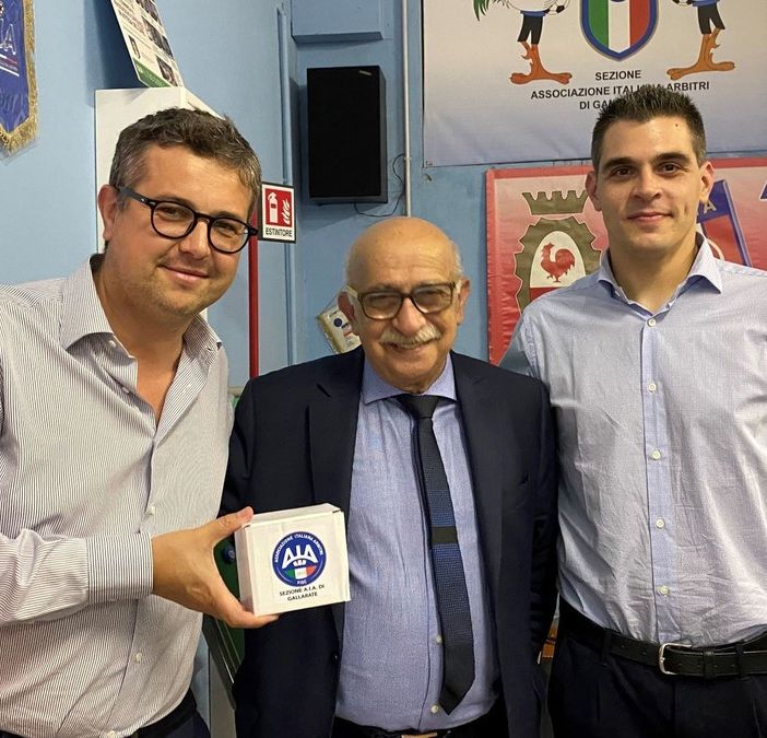 Il sindaco Cassani con l'arbitro di serie A, Simone Sozza, e il presidente locale di Aia, Vincenzo Tropea (Foto Aia-Figc)