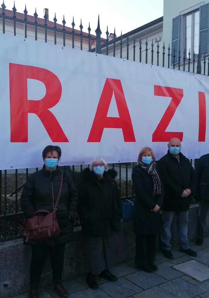 Il Comune di Castellanza ha detto grazie ai volontari con uno striscione