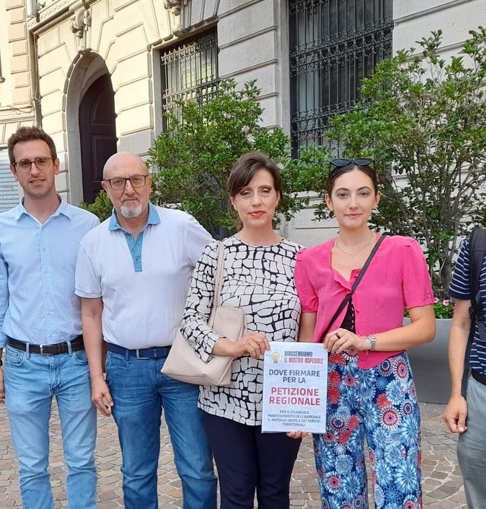 I consiglieri comunali del centrosinistra gallaratese davanti a Palazzo Borghi