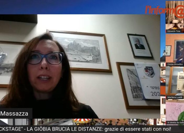 La psicologa Chiara Massazza durante la diretta Backstage sul falò