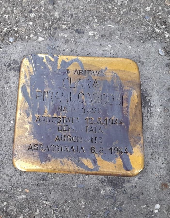 La pietra d'inciampo dedicata a Clara Pirani Cardosi. In fondo all'articolo, la svastica vicino alla pietra dedicata a Vittorio Arconti